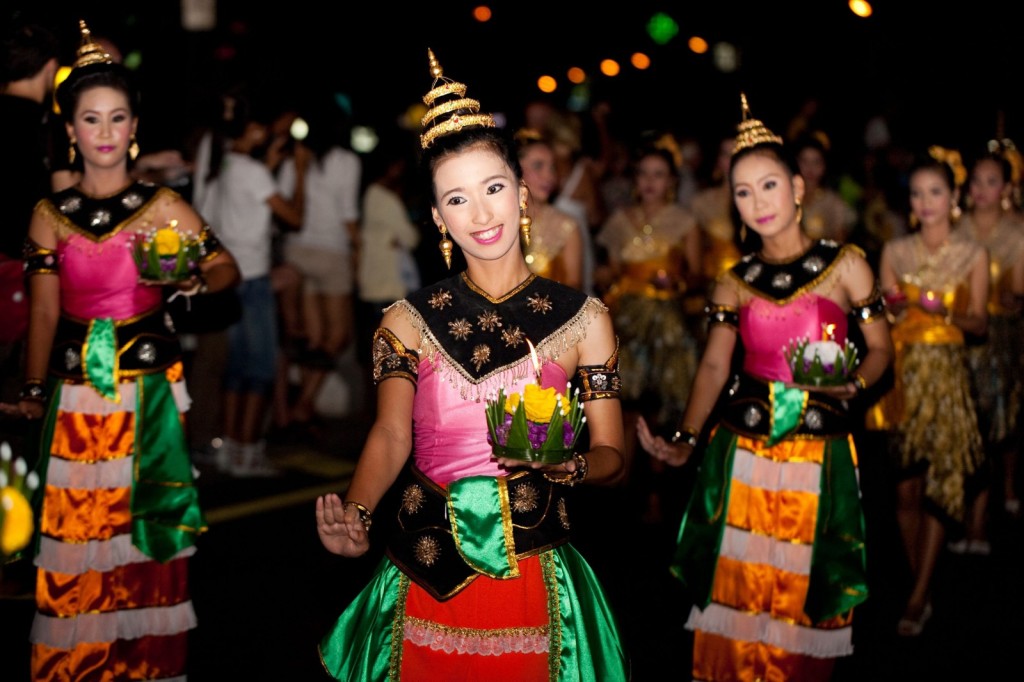 thai-traditional-dance-thai-people-float-on-water-a-small-rafts-krathong-festival-hua-hin-thailand-1600x1066